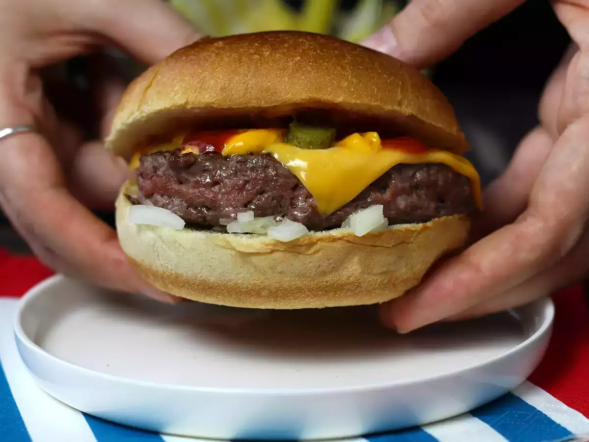 Cheeseburger, slavni burger, ki ga obožujejo vsi! - fotografija 2