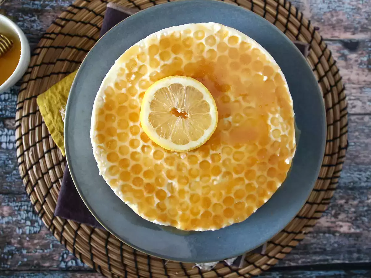 Cheesecake brez peke z limono in medom (video vodič za okraševanje torte) - fotografija 3