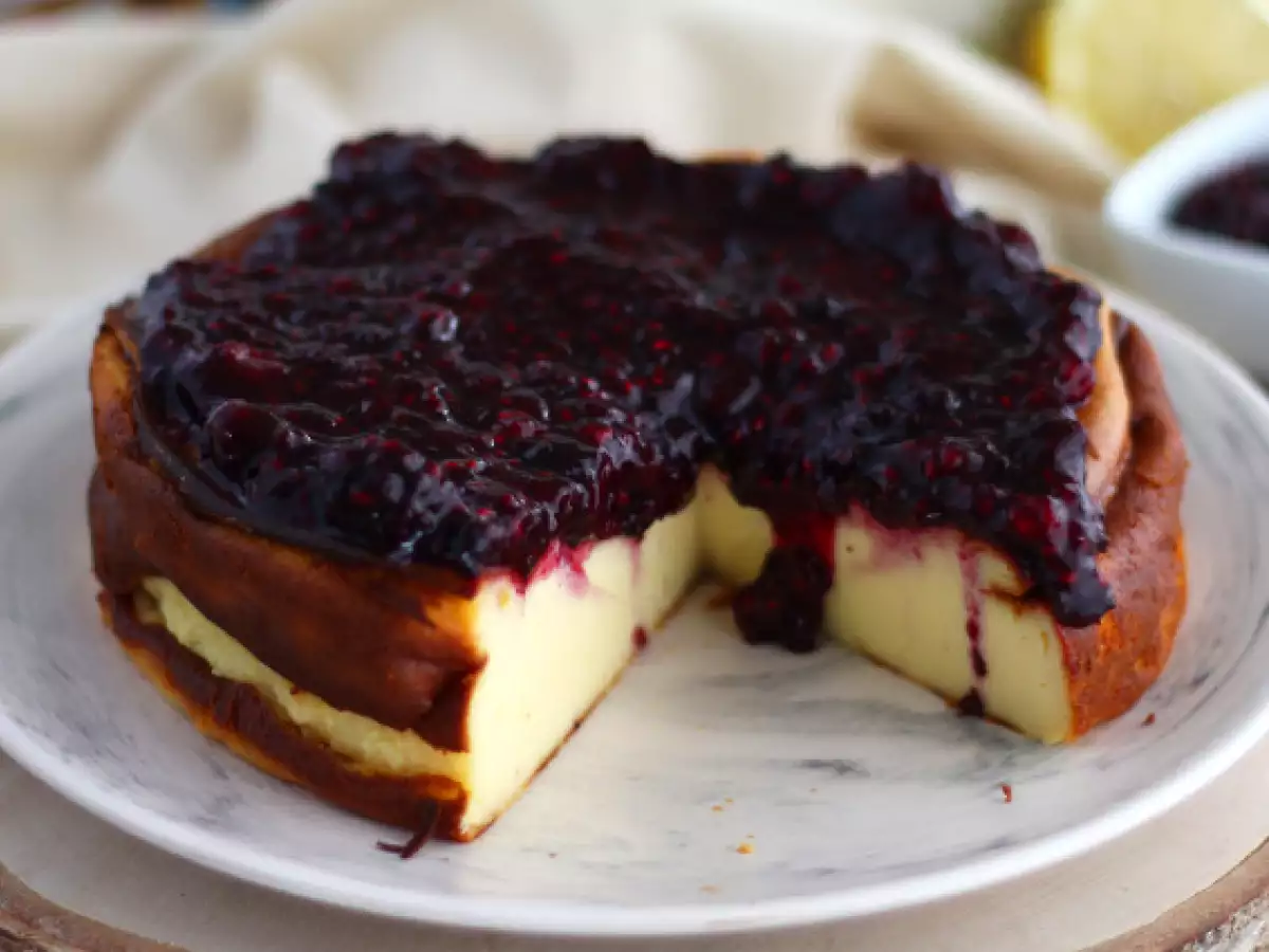 Cheesecake s sladkanim kondenziranim mlekom in kompotom iz rdečega sadja