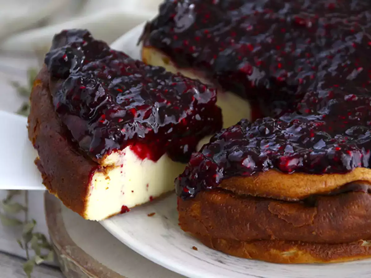 Cheesecake s sladkanim kondenziranim mlekom in kompotom iz rdečega sadja - fotografija 2