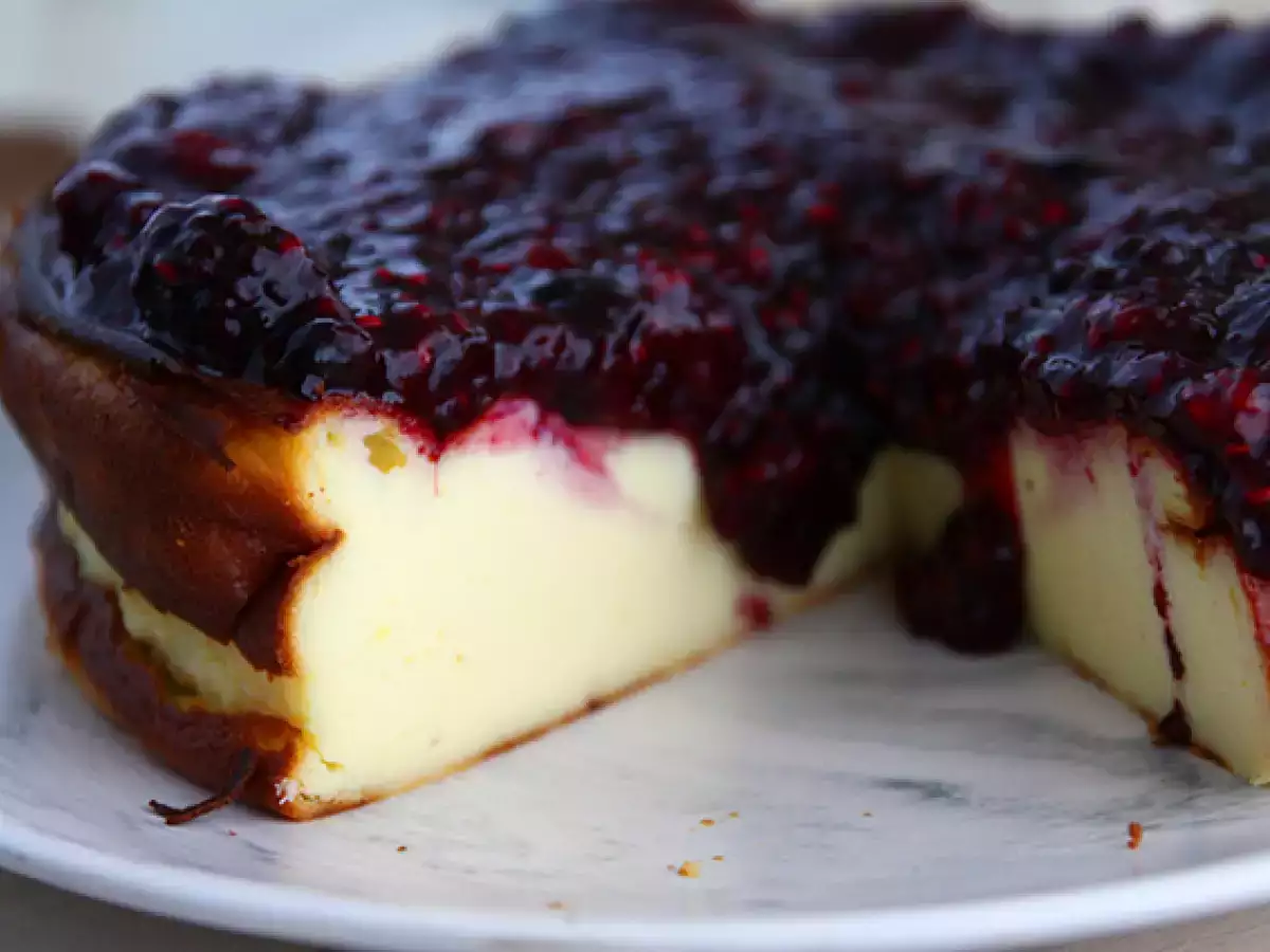 Cheesecake s sladkanim kondenziranim mlekom in kompotom iz rdečega sadja - fotografija 3