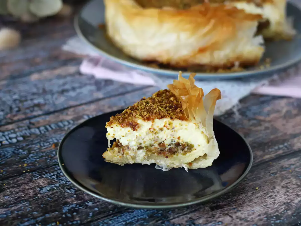Cheesecake z okusom baklave in pistacijami – hrustljav in kremast - fotografija 2