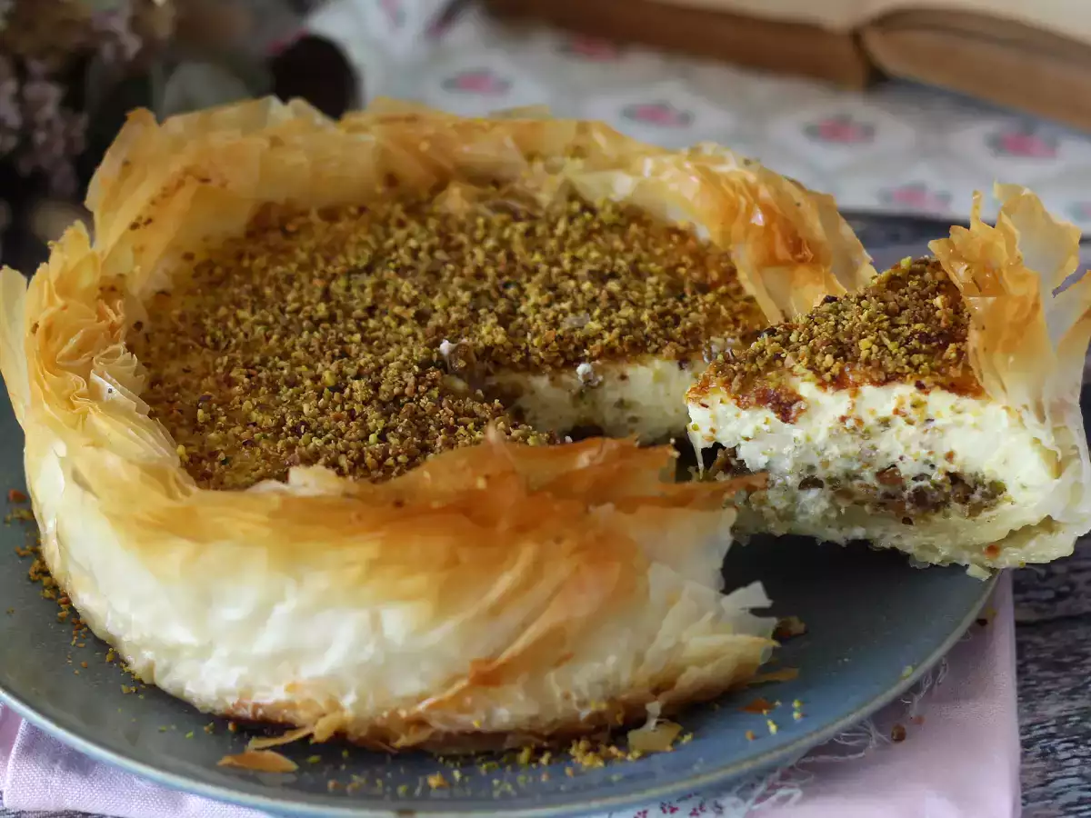 Cheesecake z okusom baklave in pistacijami – hrustljav in kremast - fotografija 3