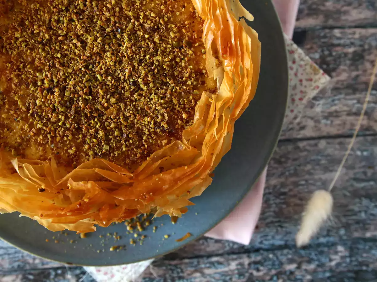 Cheesecake z okusom baklave in pistacijami – hrustljav in kremast - fotografija 7