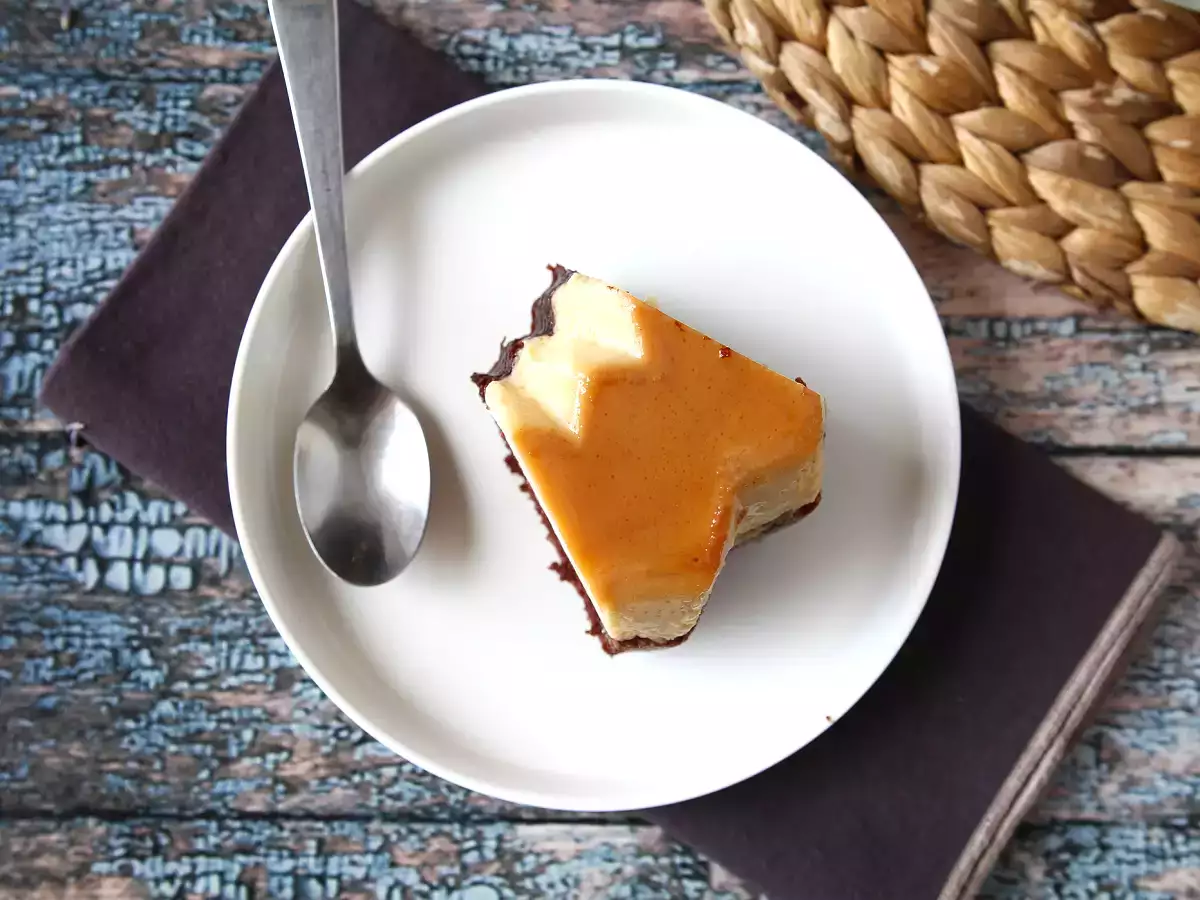 Choco flan, popolna kombinacija vlažne čokoladne torte in vanilijevega karamelnega flana. - fotografija 6