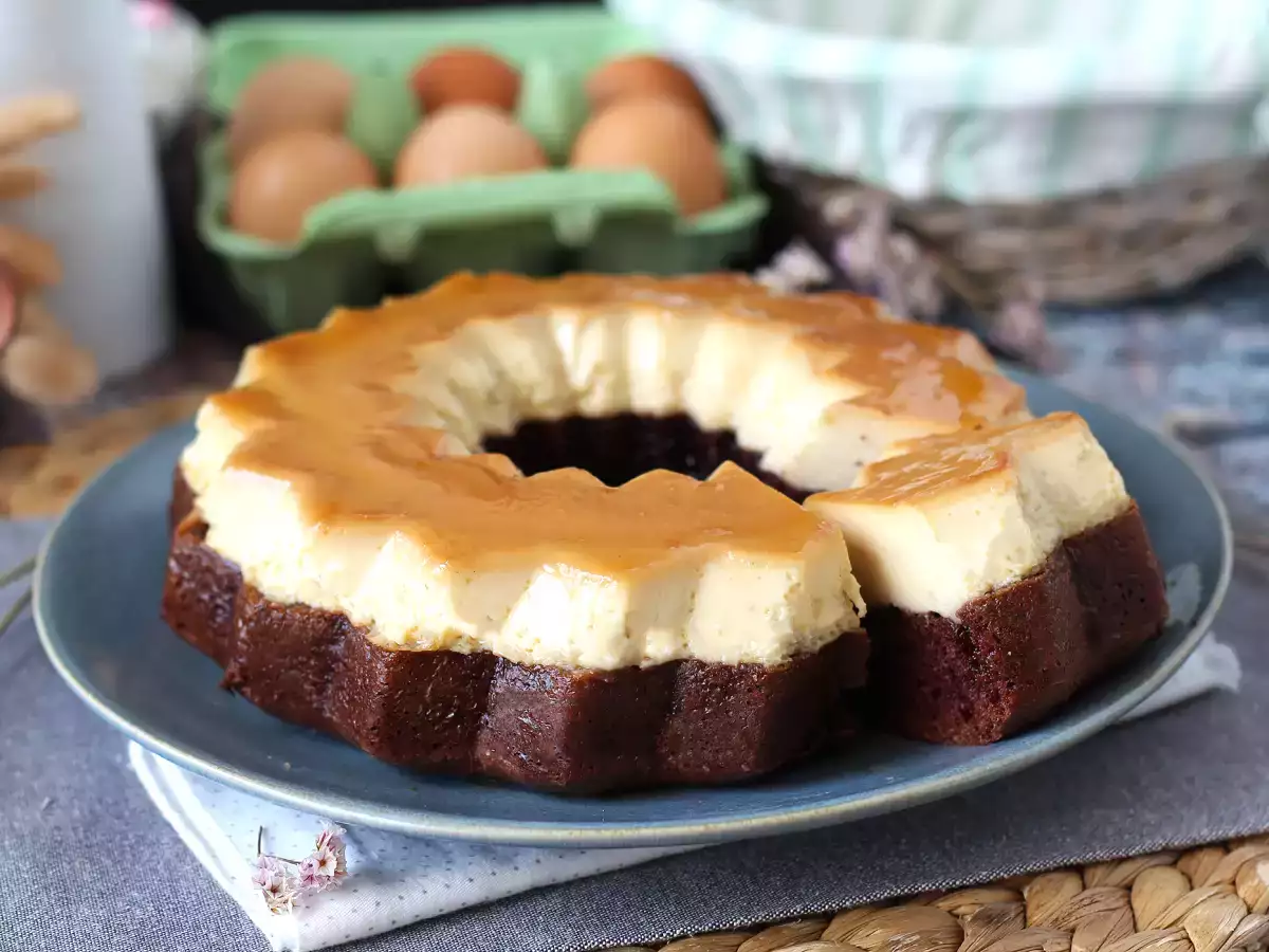 Choco flan, popolna kombinacija vlažne čokoladne torte in vanilijevega karamelnega flana. - fotografija 7