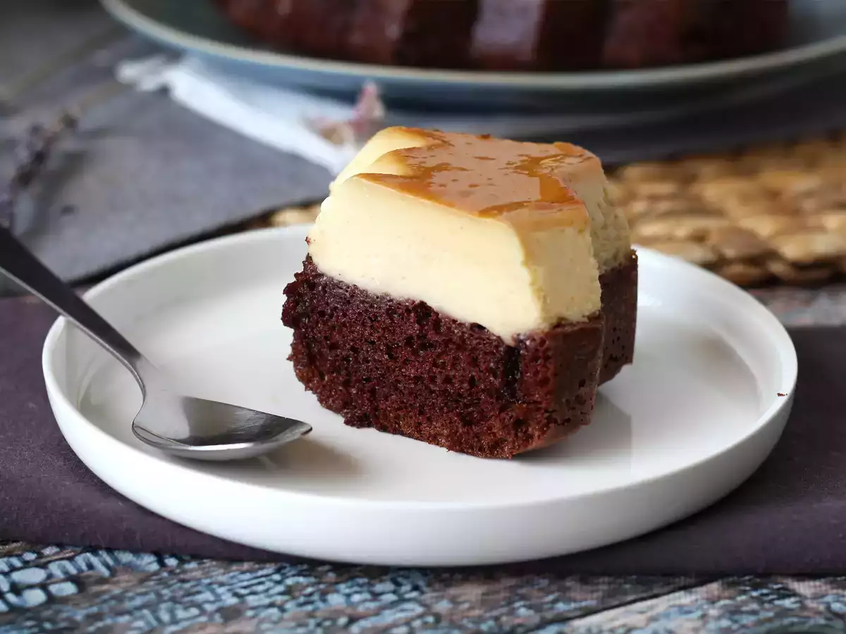 Choco flan, popolna kombinacija vlažne čokoladne torte in vanilijevega karamelnega flana. - fotografija 8
