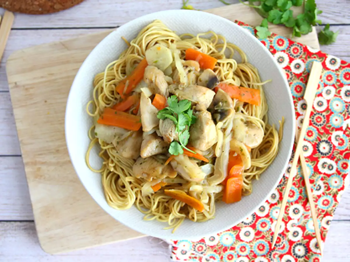 Chow mein (chao men), kitajski rezanci s piščancem in zelenjavo - fotografija 3