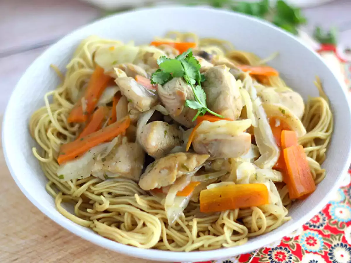 Chow mein (chao men), kitajski rezanci s piščancem in zelenjavo - fotografija 4