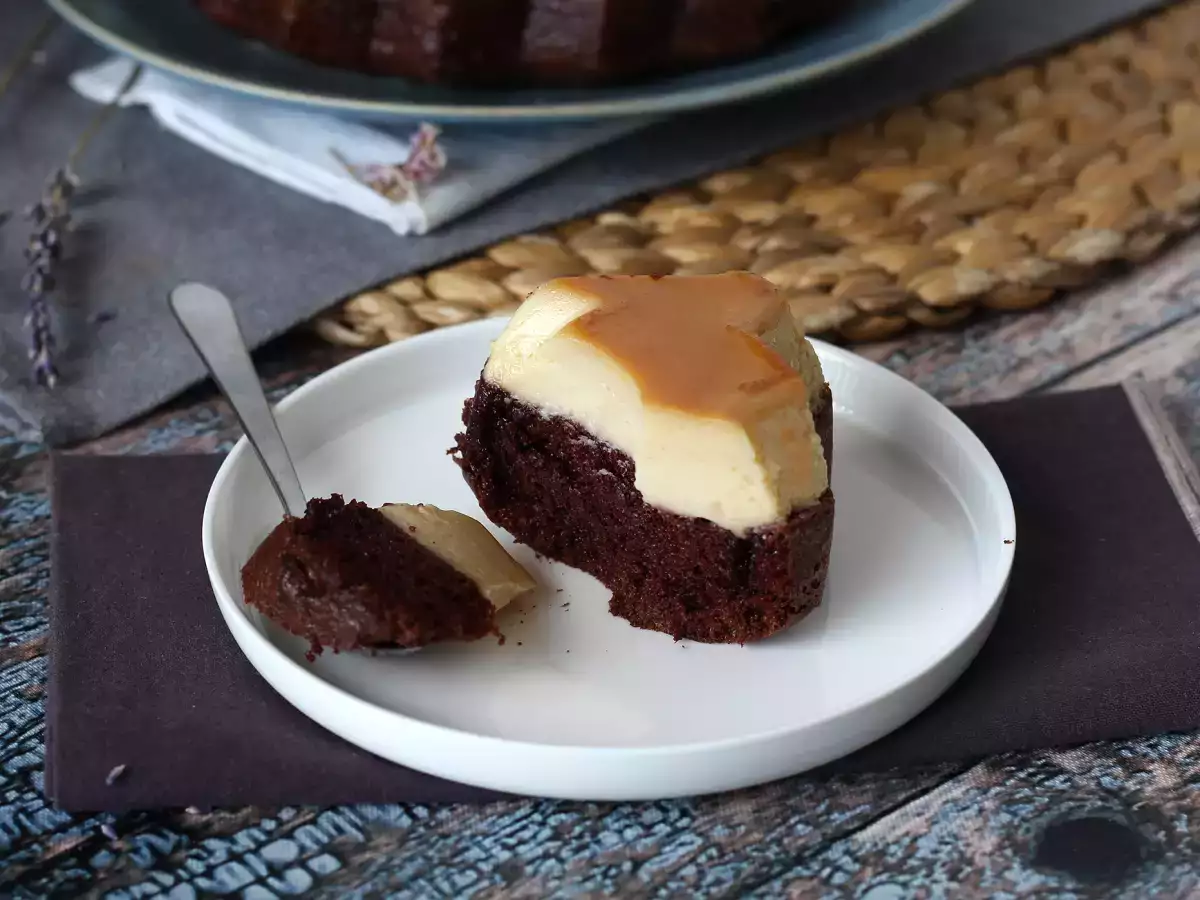 Čokoflan – popolna kombinacija sočne čokoladne torte in vaniljevega karamelnega flana - fotografija 3