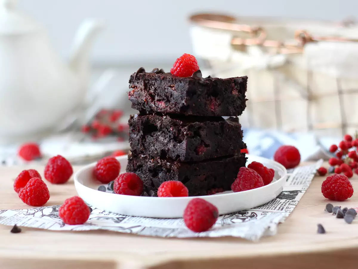 Čokoladni brownie z malinami – čisti užitek! - fotografija 3