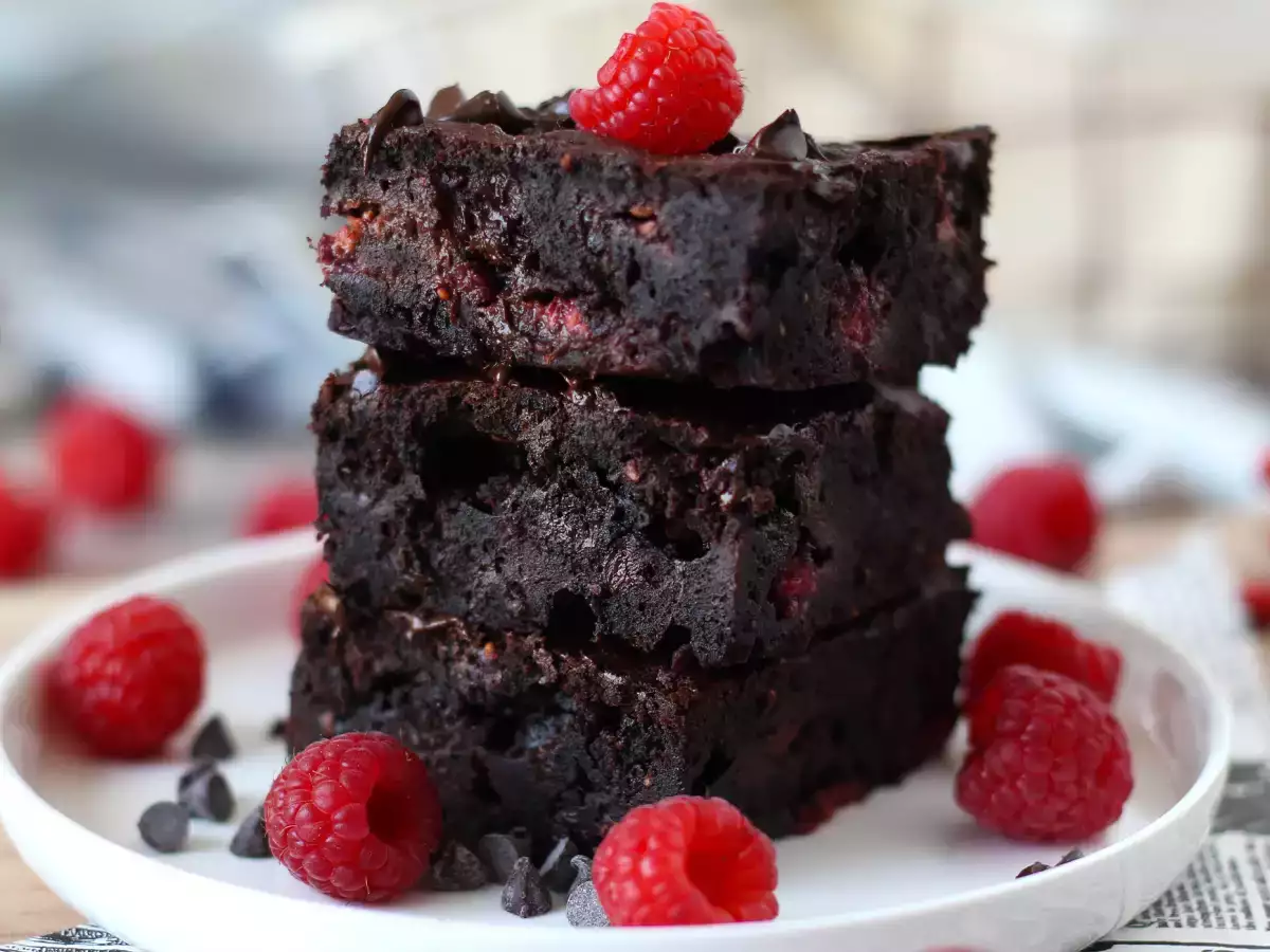 Čokoladni brownie z malinami – čisti užitek! - fotografija 5
