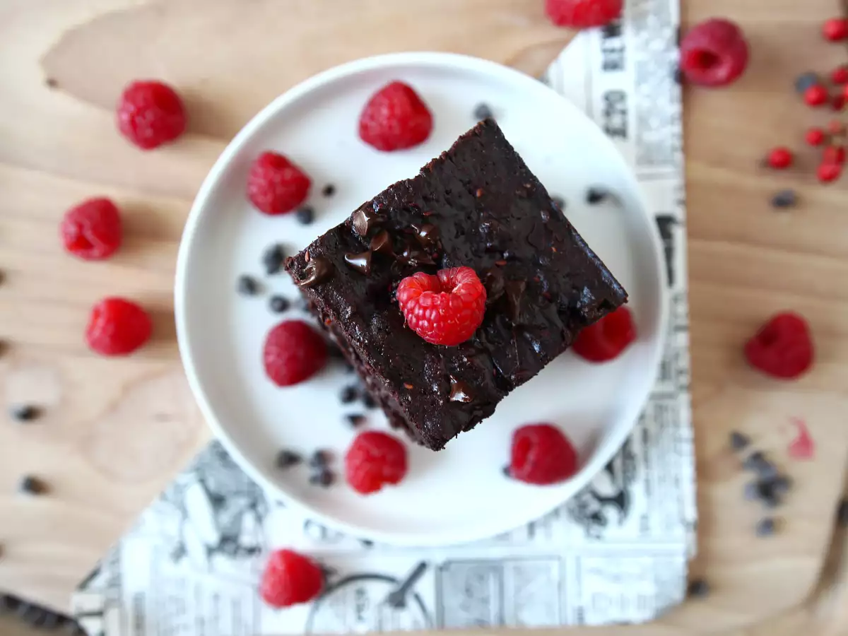 Čokoladni brownie z malinami – čisti užitek! - fotografija 7