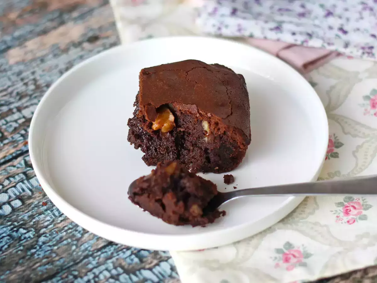 Čokoladni brownie z orehi v cvrtniku na vroč zrak - fotografija 2
