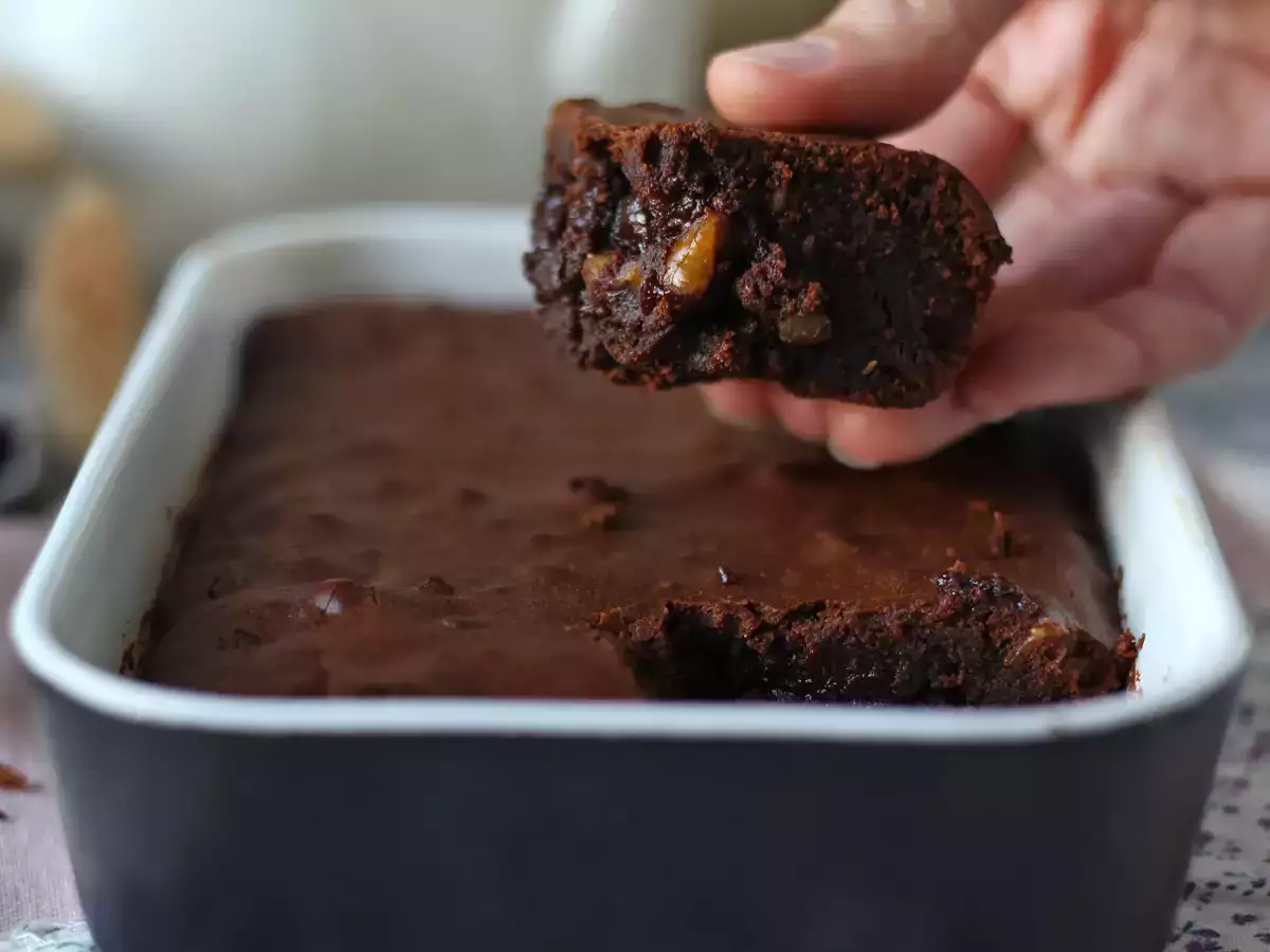 Čokoladni brownie z orehi v cvrtniku na vroč zrak - fotografija 4