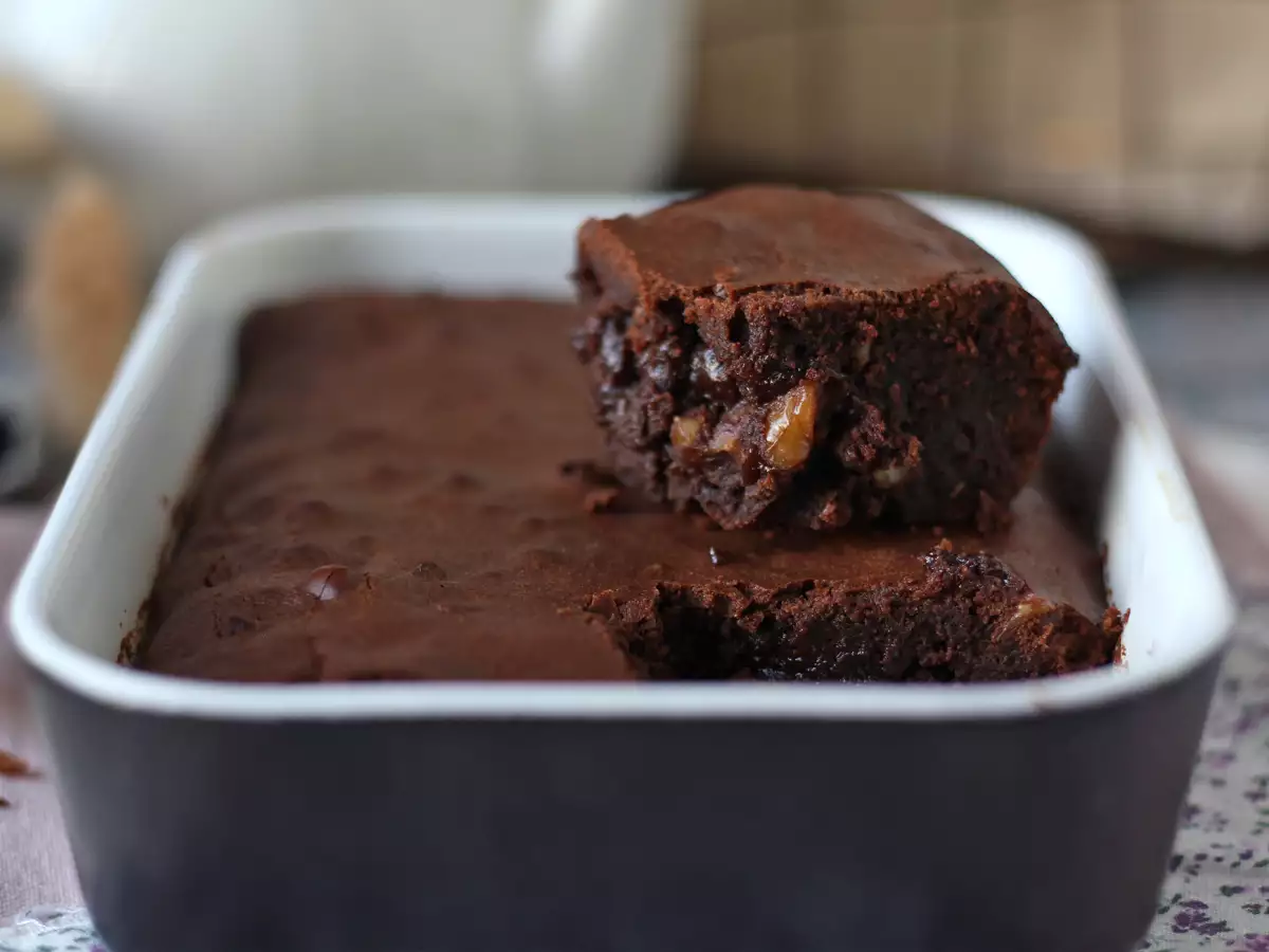 Čokoladni brownie z orehi v cvrtniku na vroč zrak - fotografija 5
