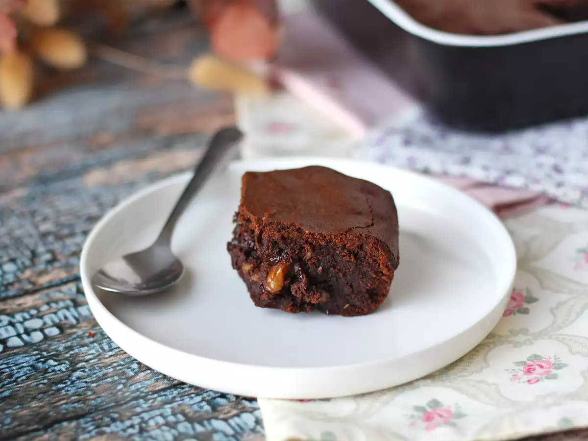 Čokoladni brownie z orehi v cvrtniku na vroč zrak - fotografija 7