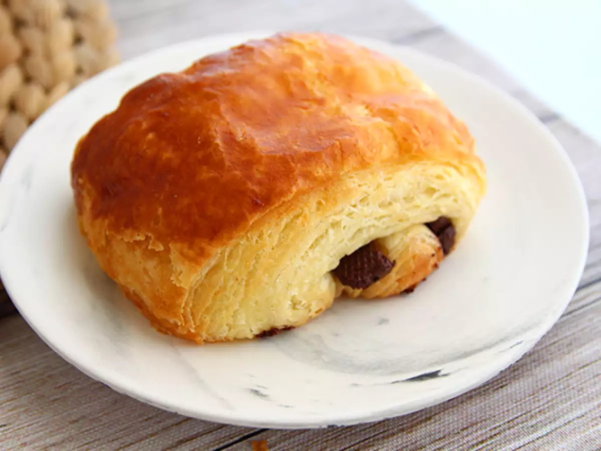 Čokoladni rogljički (pain au chocolat) - fotografija 2
