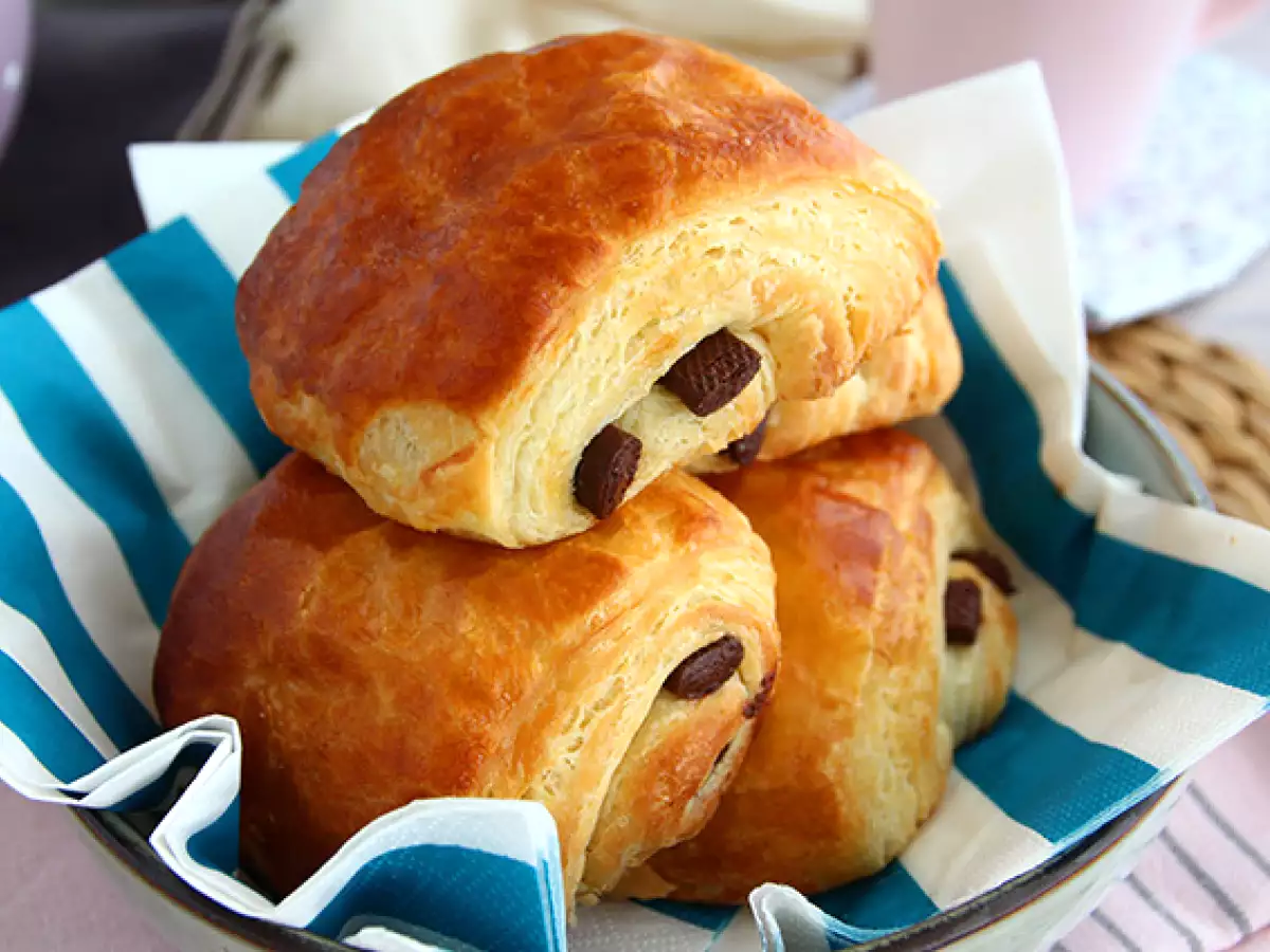 Čokoladni rogljički (pain au chocolat) - fotografija 3