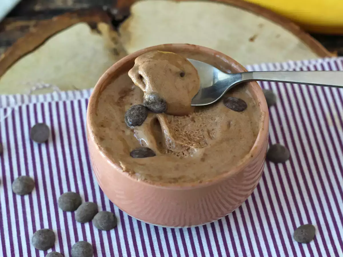 Čokoladni sirotkin super beljakovinski sladoled, pripravljen v 5 minutah! - fotografija 3