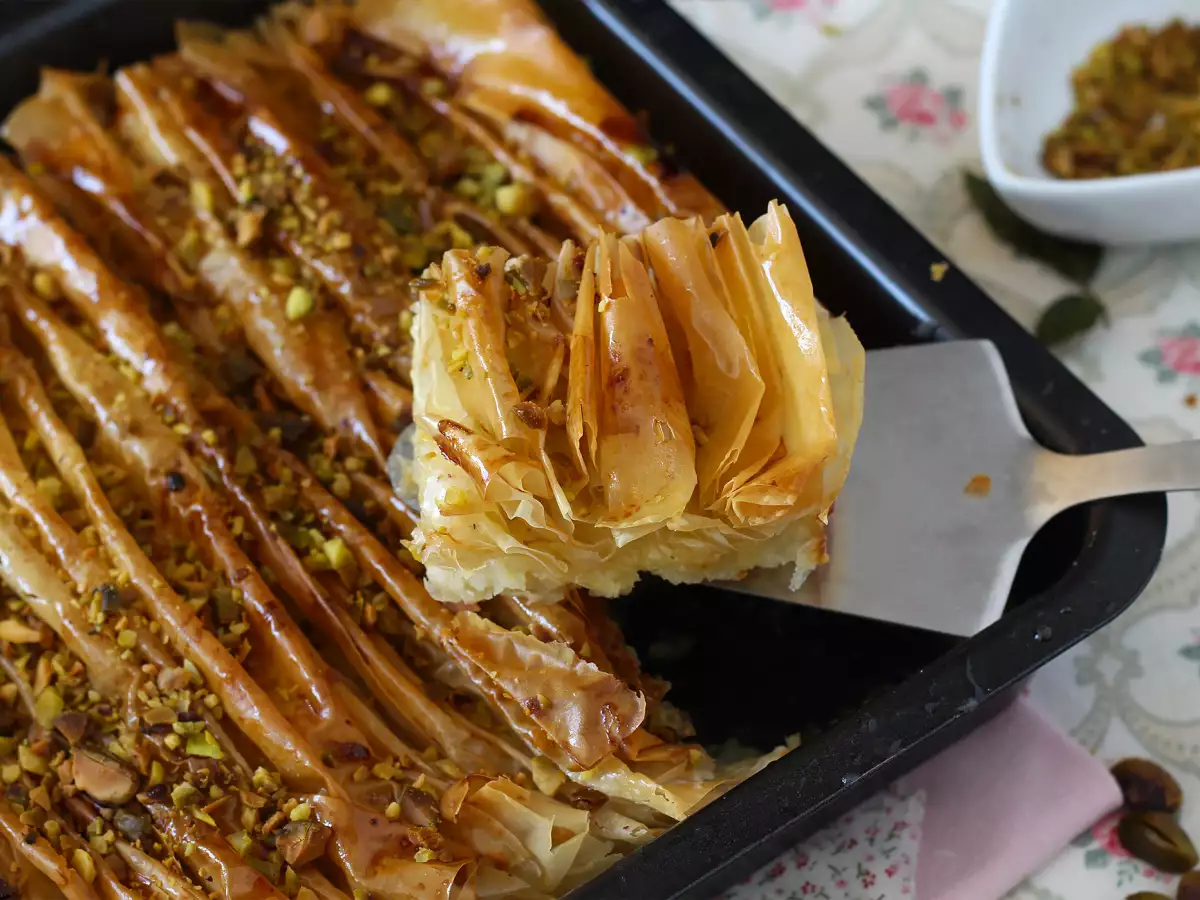 Crinkle cake – super hrustljava torta, ki jo je preprosto pripraviti (preprosti turški Laz börek) - fotografija 4