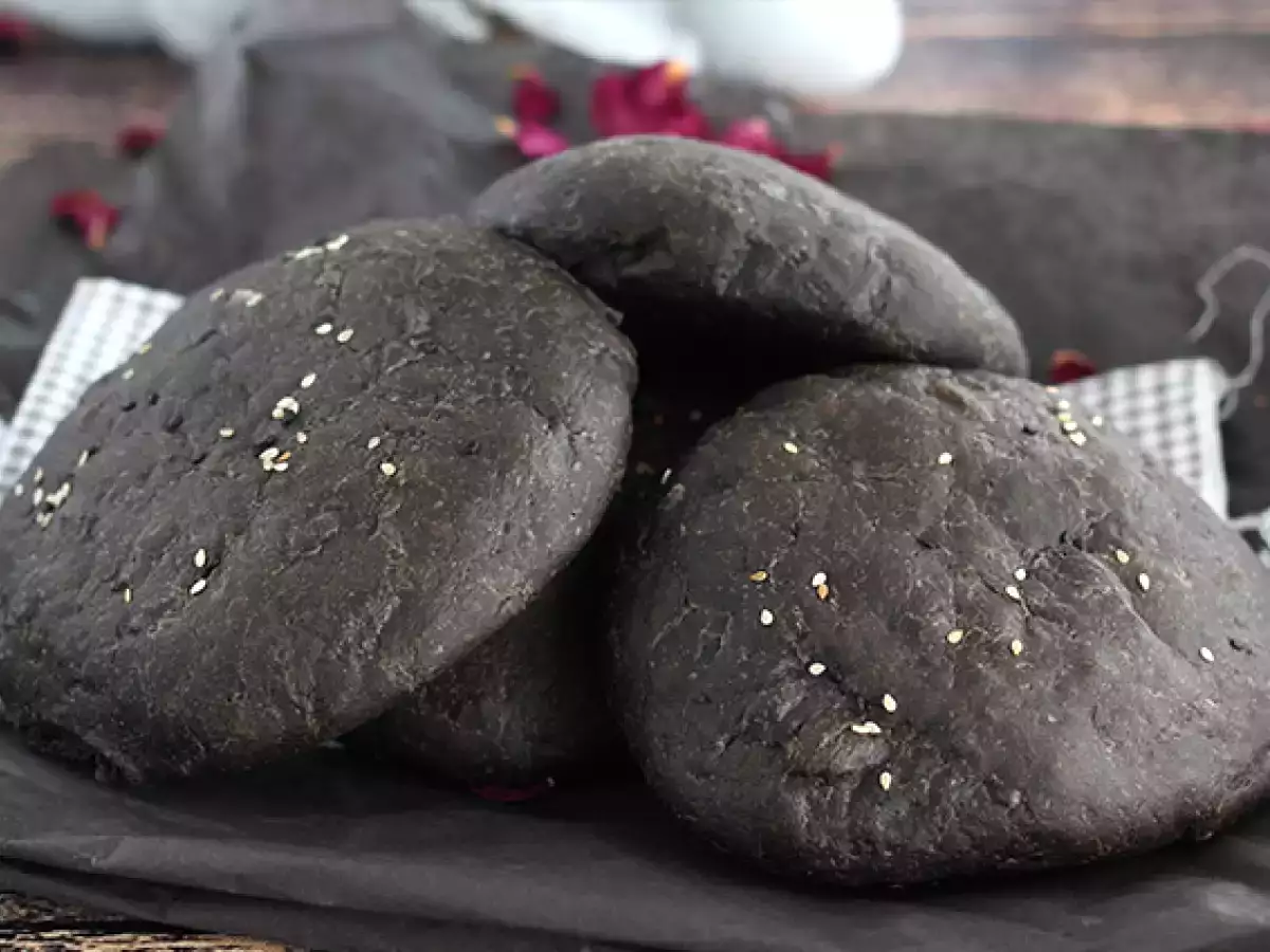 Črne žemljice s črnilom iz lignjev - fotografija 4