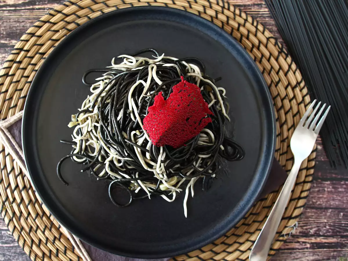 Črni špageti s česnom in gulami (pasta al nero di seppia) - fotografija 4