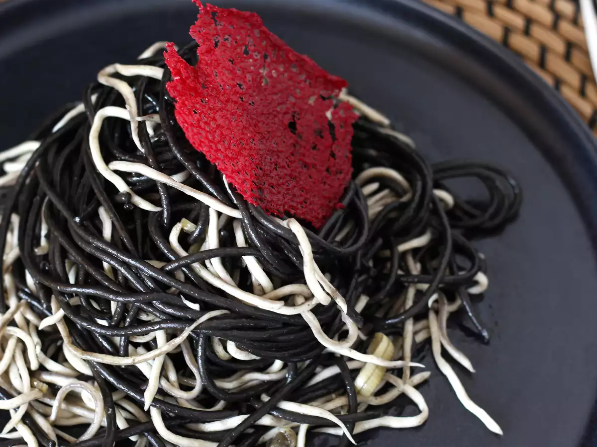 Črni špageti s česnom in gulaši. Pasta al nero di seppia - fotografija 2