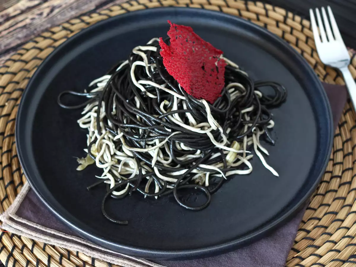 Črni špageti s česnom in gulaši. Pasta al nero di seppia - fotografija 3