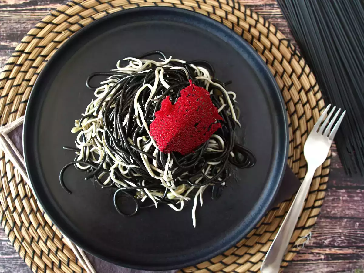 Črni špageti s česnom in gulaši. Pasta al nero di seppia - fotografija 4