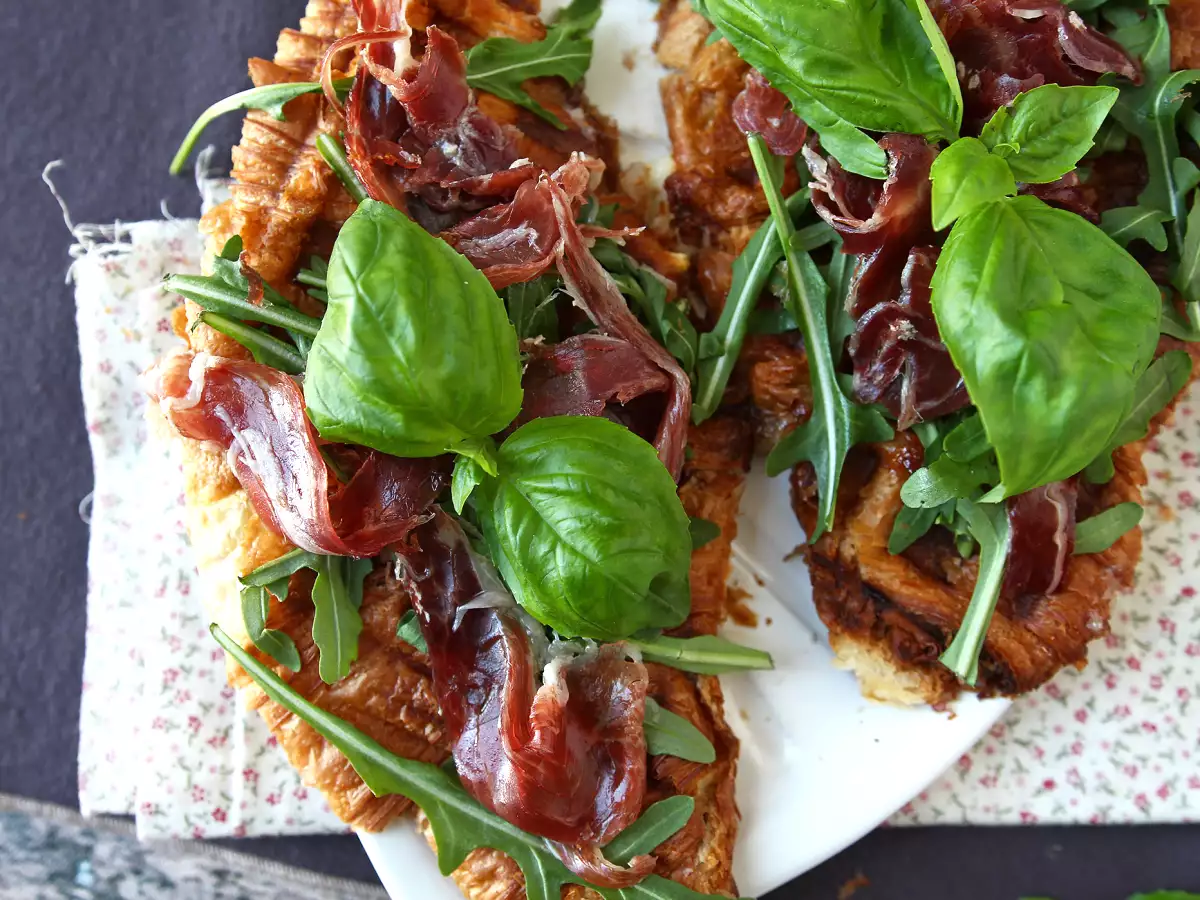 Croffle, vafljev rogljiček s figovo marmelado, kozjim sirom in ibersko suhomesnato šunko - fotografija 2