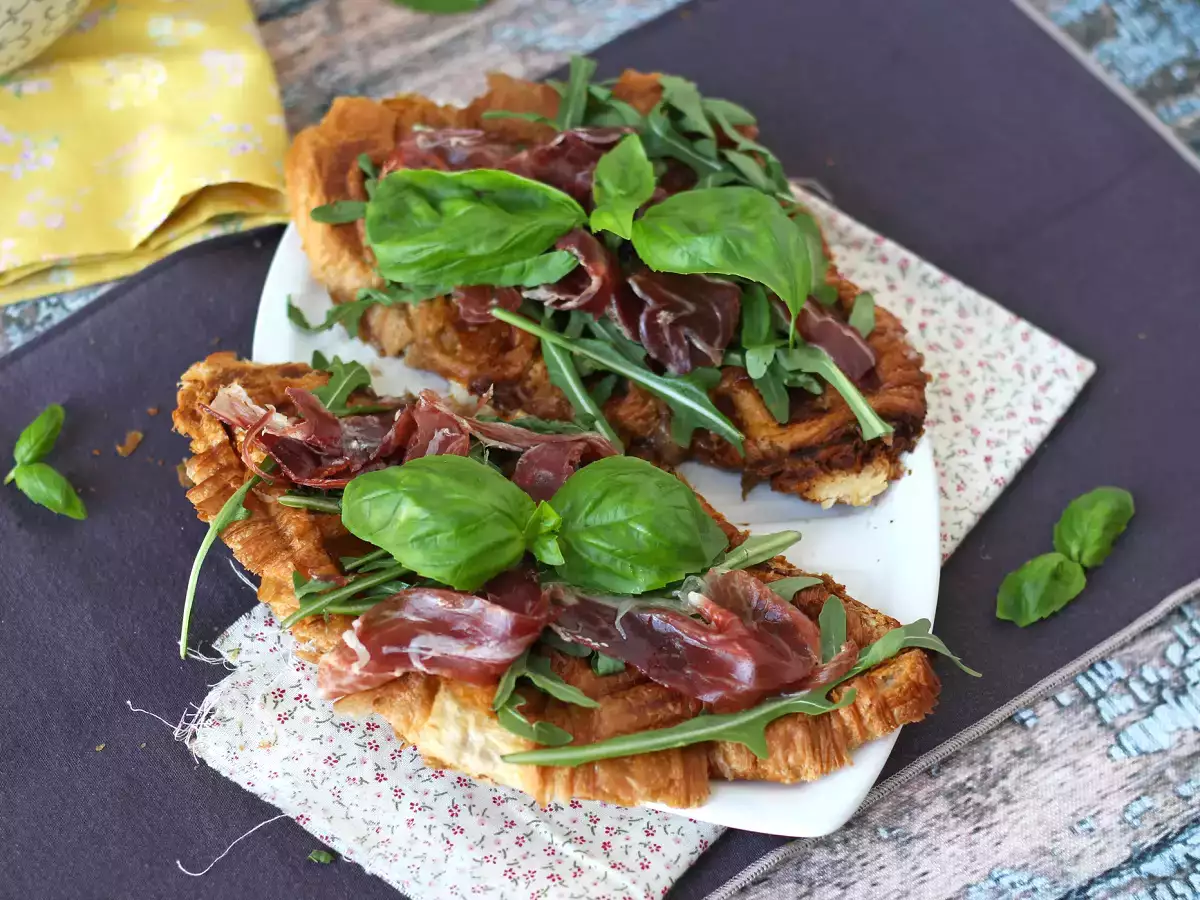 Croffle, vafljev rogljiček s figovo marmelado, kozjim sirom in ibersko suhomesnato šunko - fotografija 3