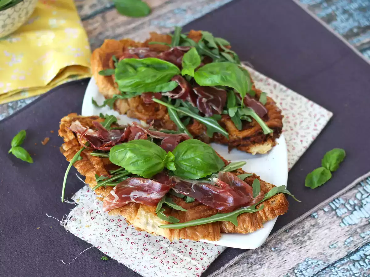 Croffle, vafljev rogljiček s figovo marmelado, kozjim sirom in ibersko suhomesnato šunko - fotografija 4