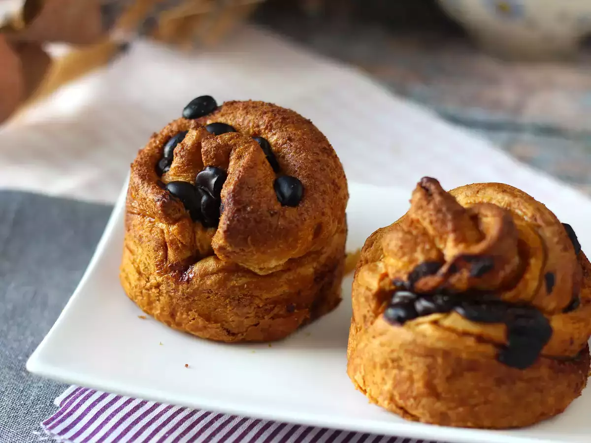 Cruffins, kombinacija rogljička in mafina, s kremo in čokolado. - fotografija 4