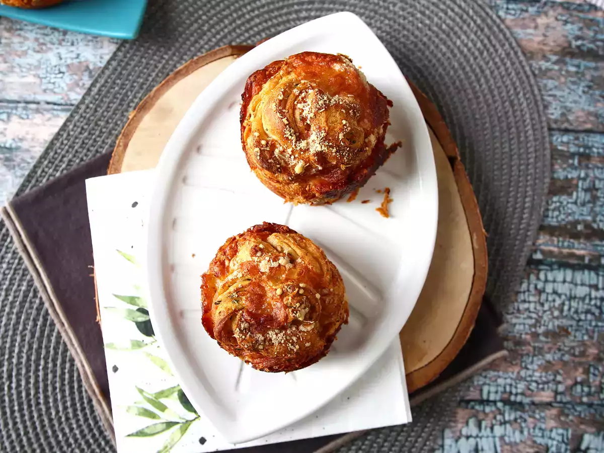 Cruffins, kombinacija rogljička in mafina, v tem primeru slan s parmezanom in mocarelo. - fotografija 2