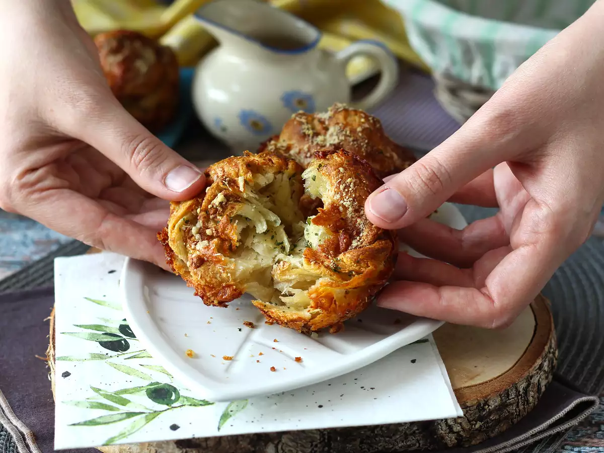 Cruffins, kombinacija rogljička in mafina, v tem primeru slan s parmezanom in mocarelo. - fotografija 6
