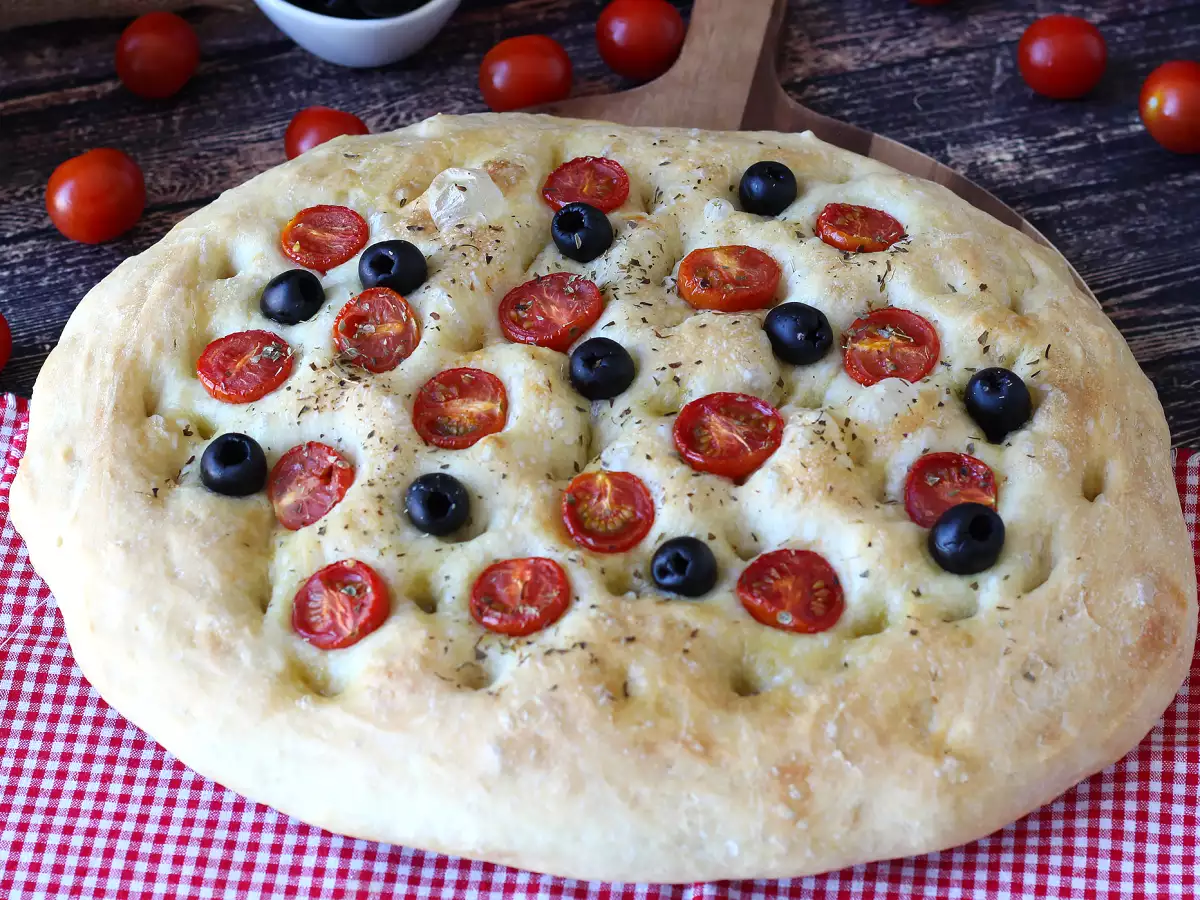 Debela in mehka focaccia s češnjevimi paradižniki, olivami in origanom