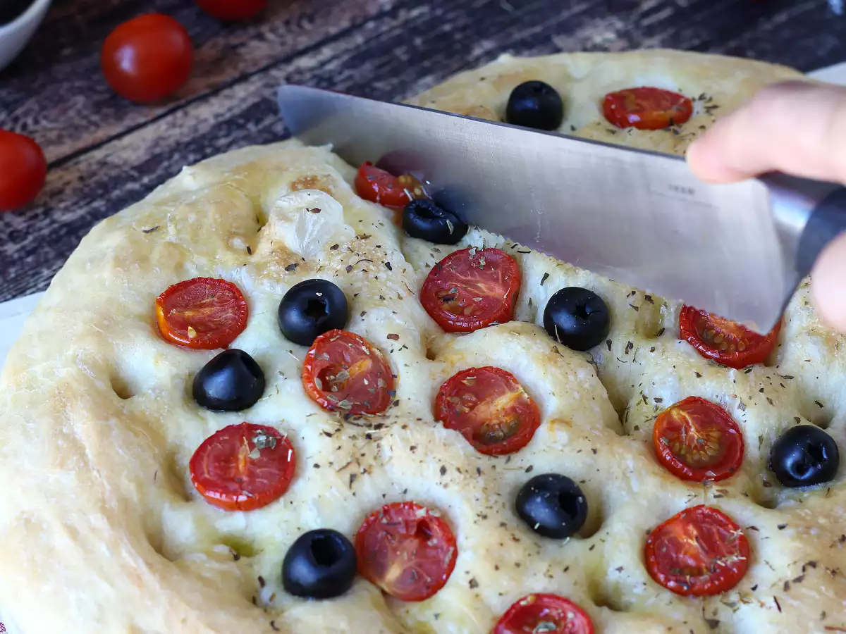 Debela in mehka focaccia s češnjevimi paradižniki, olivami in origanom - fotografija 2