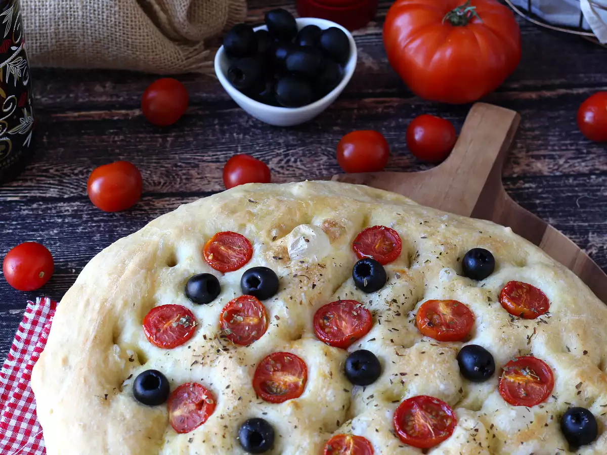 Debela in mehka focaccia s češnjevimi paradižniki, olivami in origanom - fotografija 3