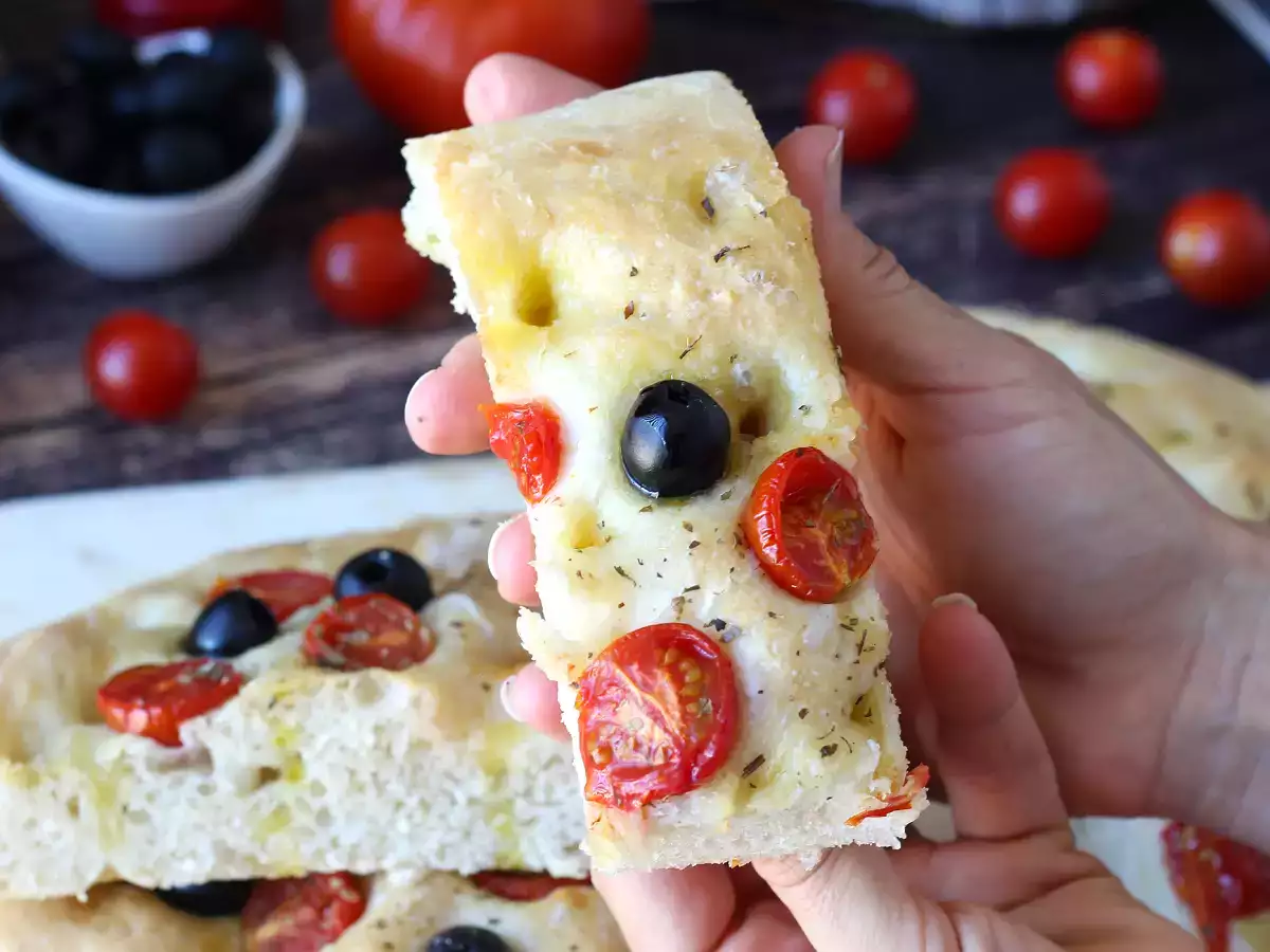 Debela in mehka focaccia s češnjevimi paradižniki, olivami in origanom - fotografija 4