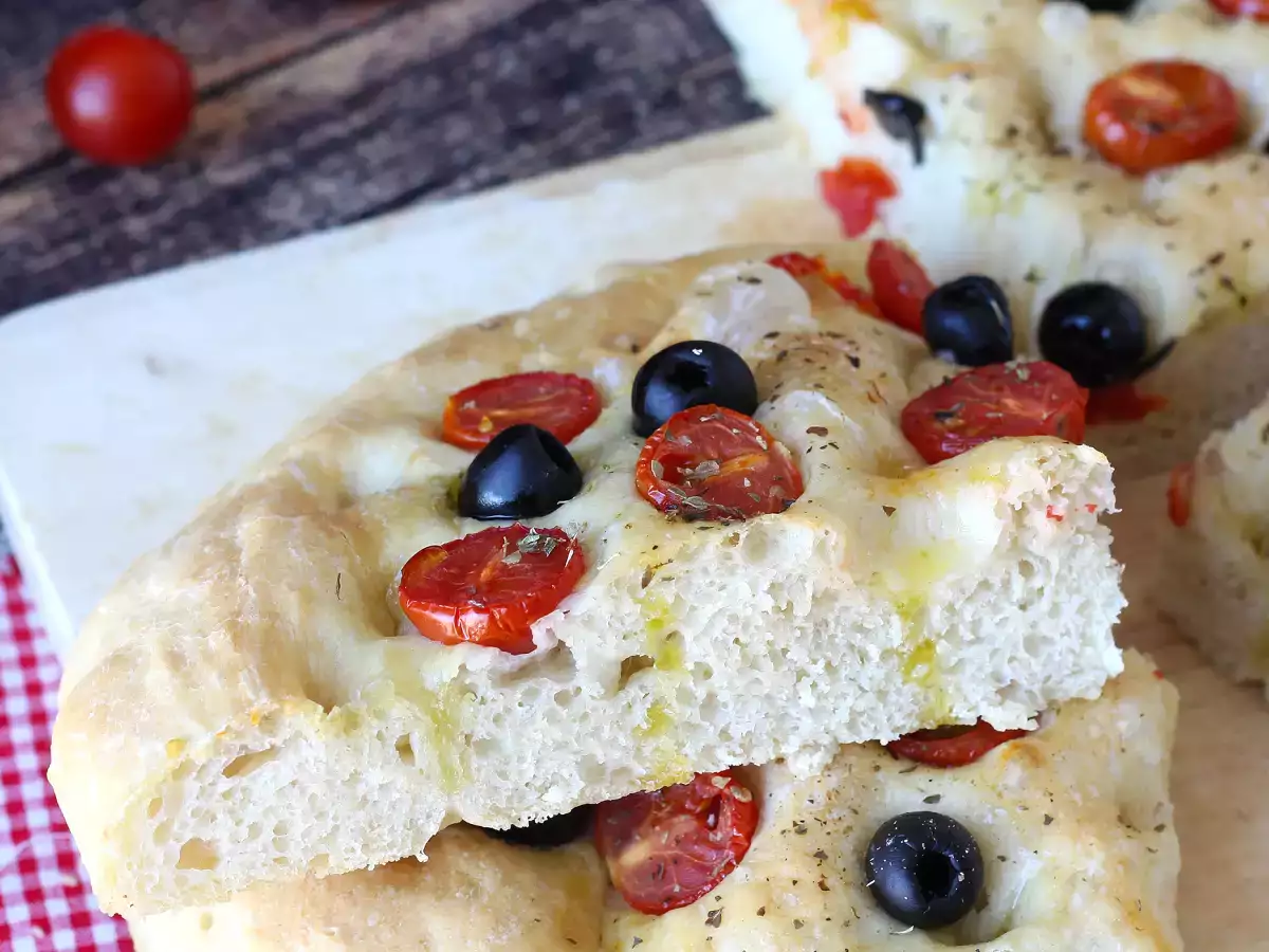 Debela in mehka focaccia s češnjevimi paradižniki, olivami in origanom - fotografija 5
