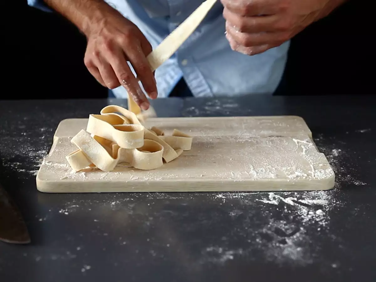 Domače jajčne pappardelle: recept po korakih - fotografija 2