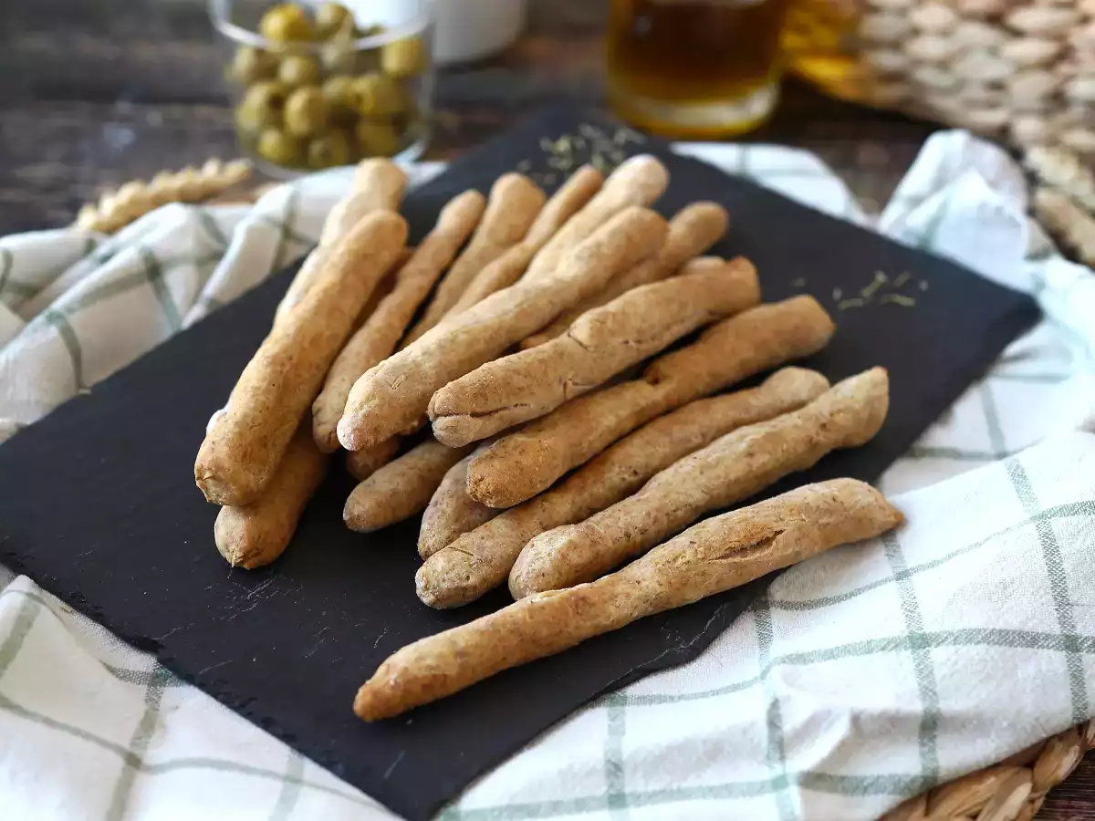 Domači gressini z zelišči: enostavni za pripravo in zelo hrustljavi!