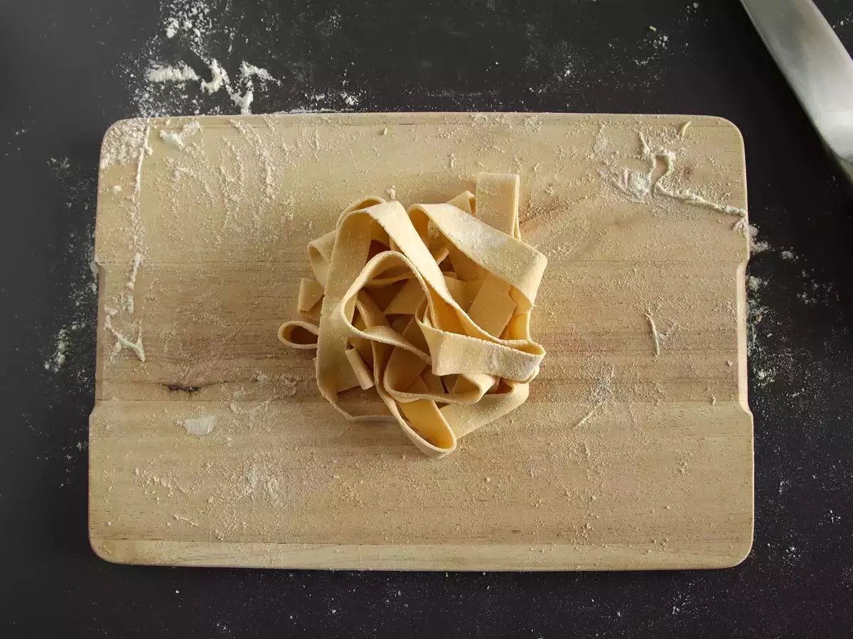Domači jajčni pappardelle: recept je razložen korak za korakom - fotografija 4