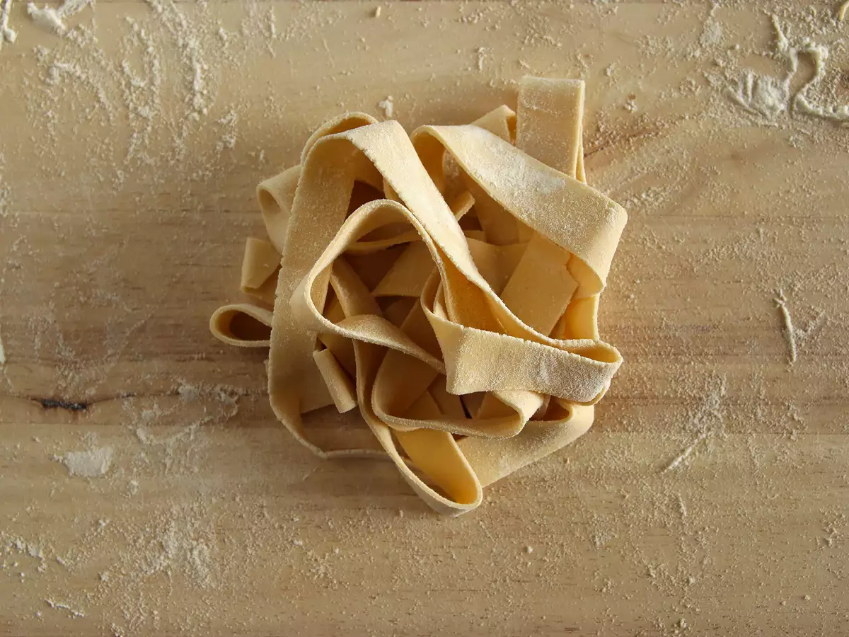 Domači jajčni pappardelle: recept je razložen korak za korakom - fotografija 6