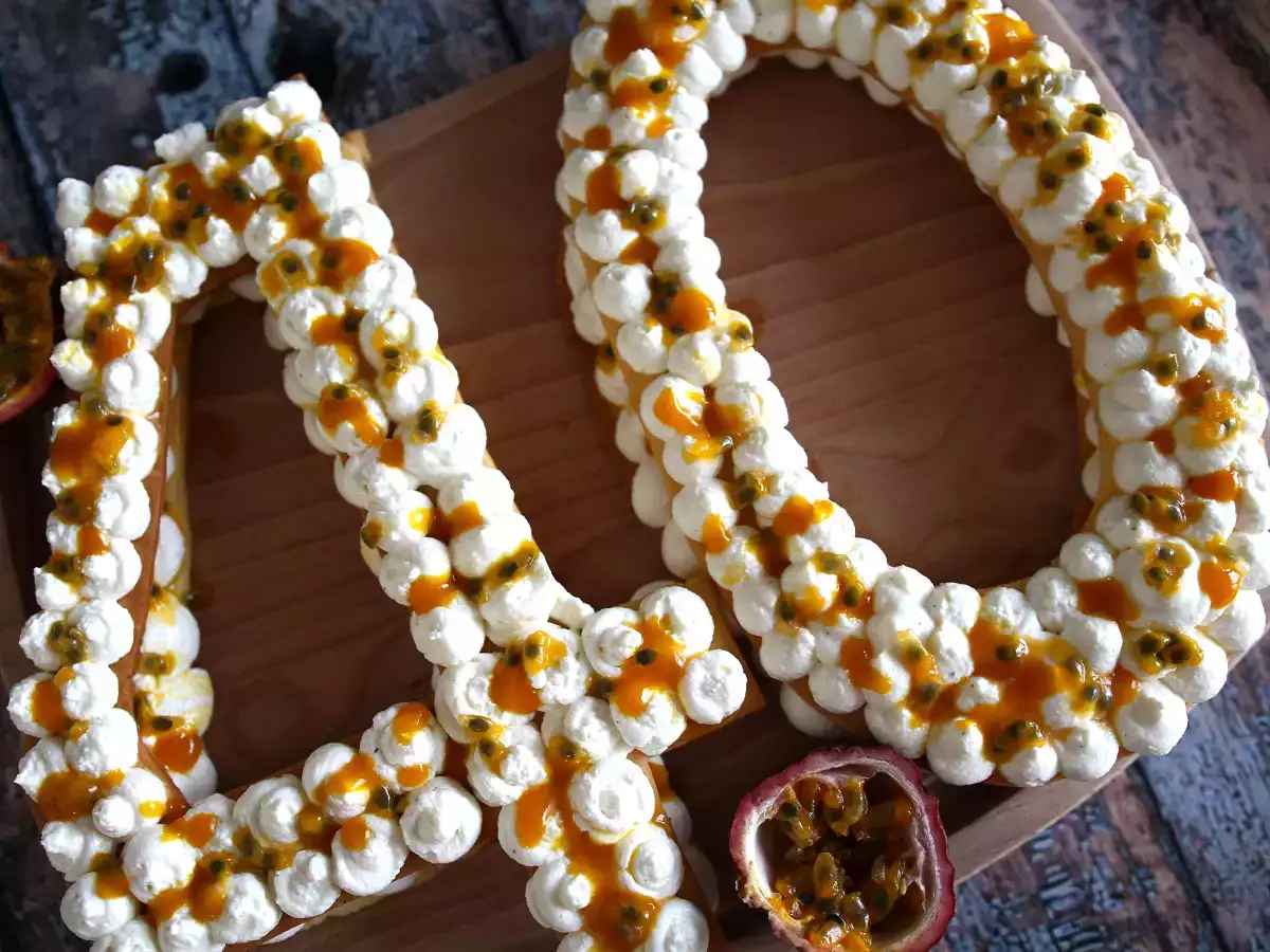 Eksotična številčna torta z mangom in pasijonko - fotografija 3