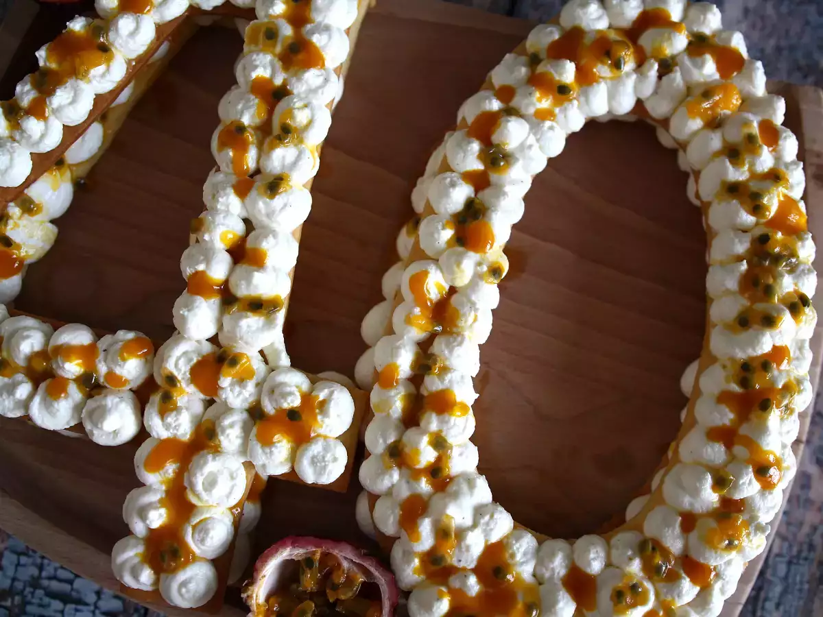 Eksotična torta v obliki številke z mangom in pasijonko - fotografija 2