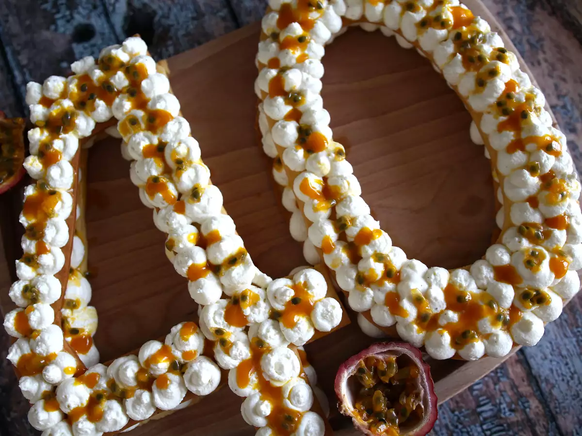 Eksotična torta v obliki številke z mangom in pasijonko - fotografija 3