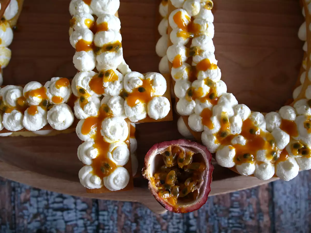 Eksotična torta v obliki številke z mangom in pasijonko - fotografija 4