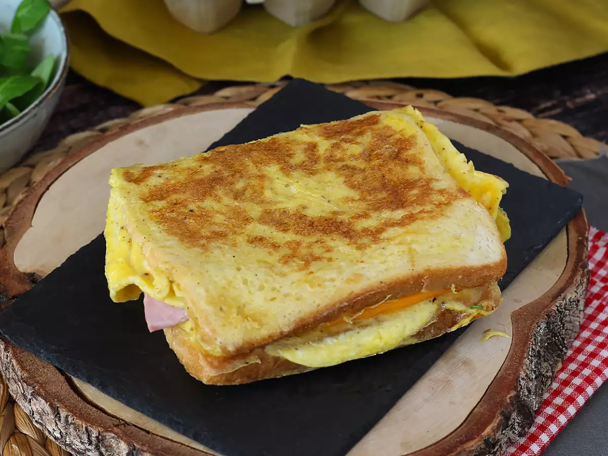 Ekspresni sendvič z omleto – sendvič z omleto po francoskem toastu – trik za jajčni sendvič - fotografija 2